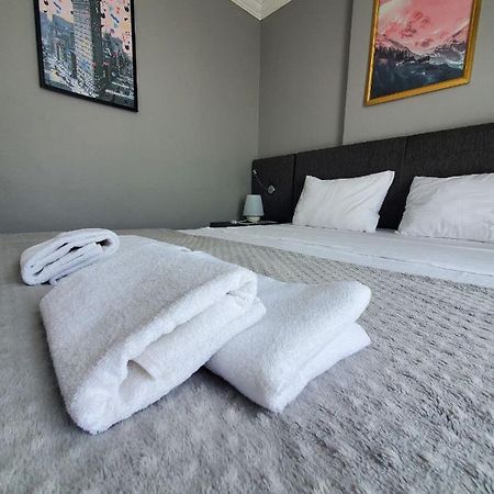 5 Mins To Airport Private Villa Room Istanbul Bagian luar foto